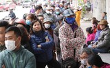 Người dân Hà Nội xếp hàng mua khẩu trang kháng khuẩn